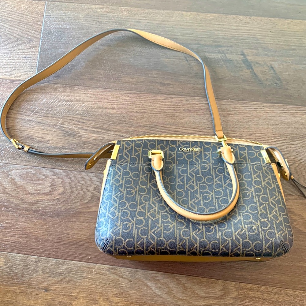 Calvin Klein purse with crossbody strap EUC